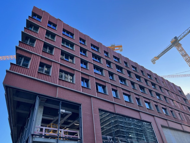 hamburg-hafencity-überseequartier-hotel-fassade-cocon-beton-betonfertigteil-klinkeroptik-klinker-sichtbeton-montage