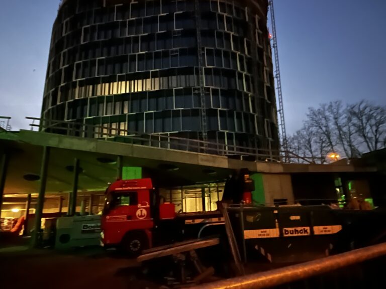 Hamburg Ipanema Wohnquartier Gebogen Geschwungen Fassade Sichtbeton SB4 Montage Halfen Modersohn Hängezug
